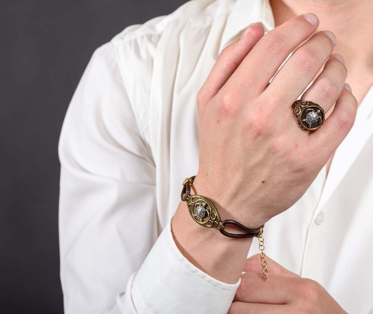 Avalaya Anello Tartaruga Con Cristalli Multicolore - Oro Invecchiato Regolabile - 5